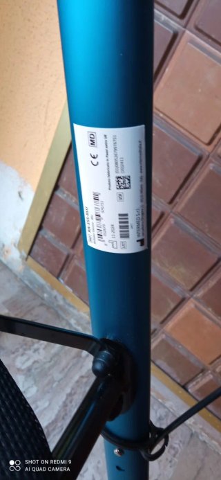 Deambulatore blu con sedile e cestino