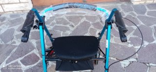 Deambulatore blu con sedile e cestino