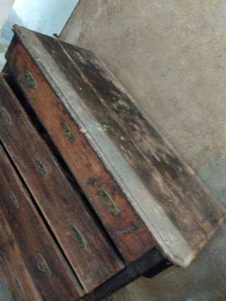 Cómoda antigua de madera para restaurar