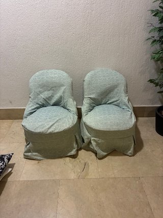 Par de butacas antiguas de tela y madera