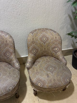 Par de butacas antiguas de tela y madera