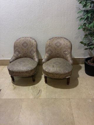 Par de butacas antiguas de tela y madera