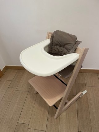 Trona Stokke con todos los accesorios