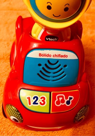Coche interactivo Bólido Chiflado VTech con muñeco