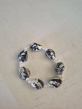 Pulsera de conchas y perlas