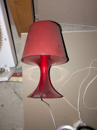Lámpara de mesa roja de plástico