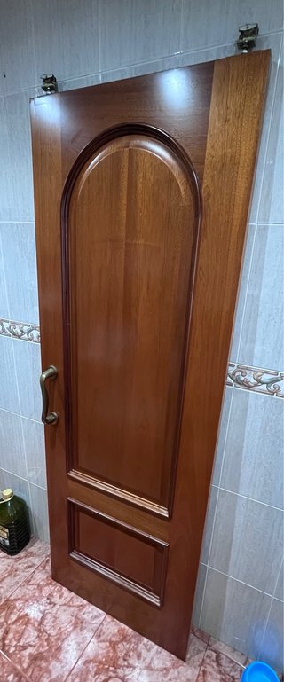 Puerta madera con guía y tapas.