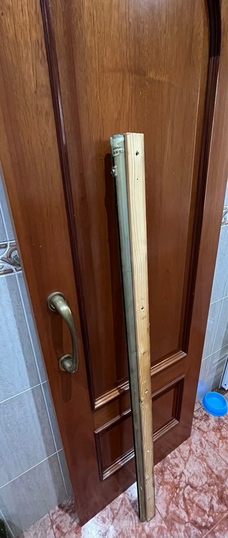 Puerta madera con guía y tapas.
