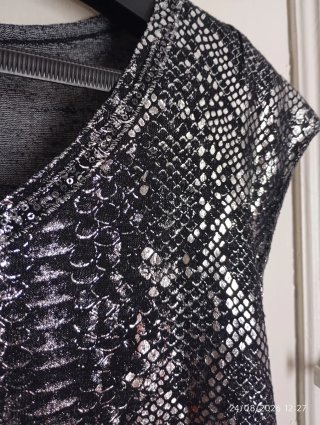 Top plateado estampado serpiente