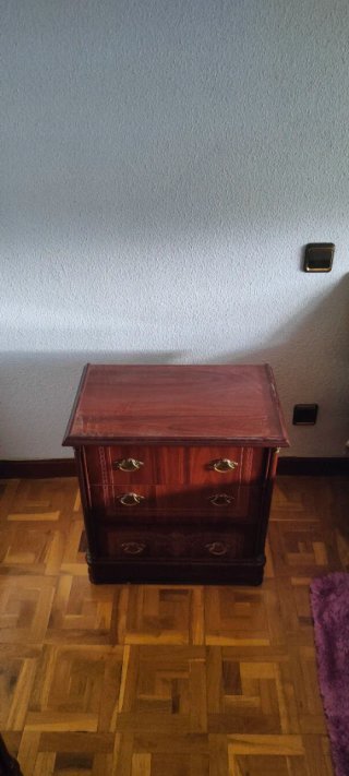 Aparador y mesitas de noche de madera