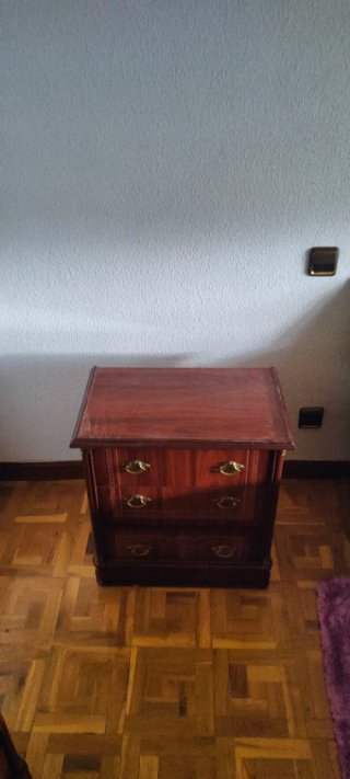 Aparador y mesitas de noche de madera