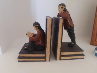 Apoyalibros orientales con figuras