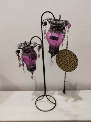 Adorno de metal y cristal morado