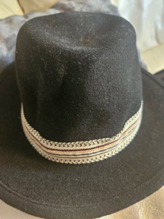 Sombrero negro con cinta multicolor