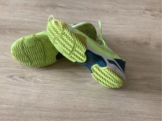 Zapatillas de pádel verdes y blancas