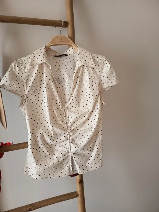 Blusa de lunares beige y negra
