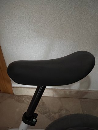 Bicicleta de equilibrio infantil blanca