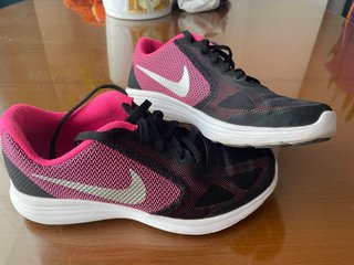 Zapatillas Nike Revolution 3 Mujer Negro Rosado