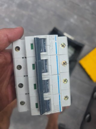 Varios interruptores y diferenciales