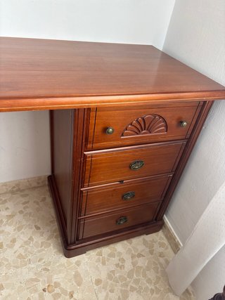 Escritorio de madera con cajones