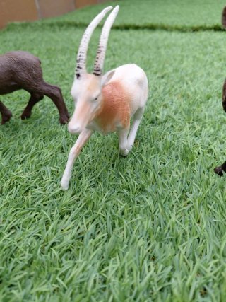 Figuras de animales: alce y antílopes