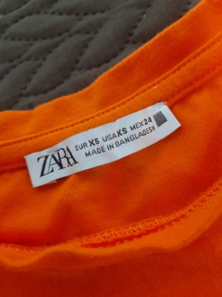 Top Zara naranja.