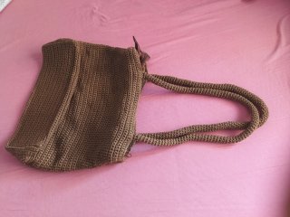 Bolso de crochet marrón con flores