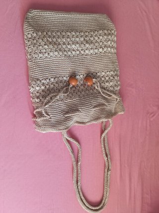 Bolso de crochet marrón con flores