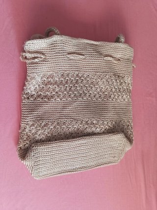 Bolso de crochet marrón con flores