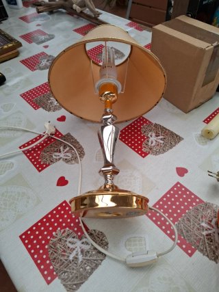Lámpara de mesa beige y dorada