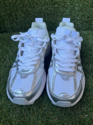 Zapatillas Nike V2 Plata y Blanco