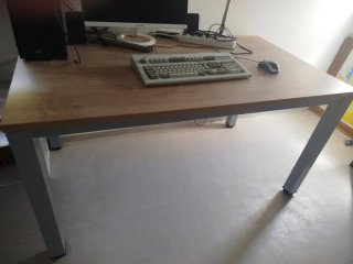 Scrivania ufficio in legno e metallo. Ascolto offerte
