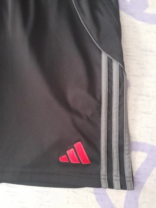 Pantalón deportivo Adidas negro y rojo