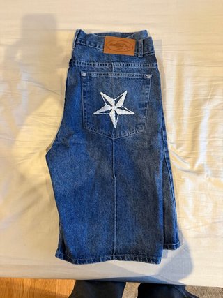 Pantalones vaqueros cortos con estrellas corteiz.