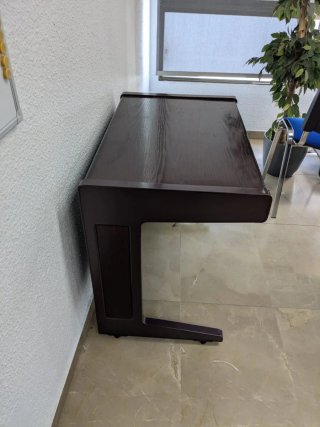 Tavolo in legno massello per ufficio con cassettiera