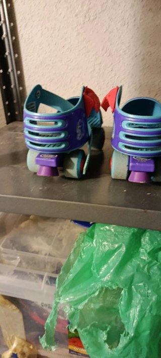 Se venden 2 pares de patines de 3 ruedas