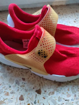 Zapatilla Nike Roja y Dorada