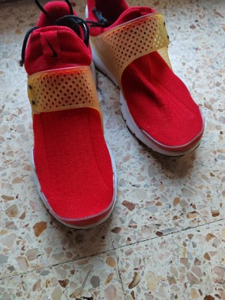 Zapatilla Nike Roja y Dorada