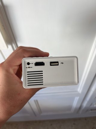 Proyector blanco y amarillo