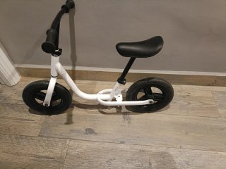 Bicicleta de equilibrio blanca