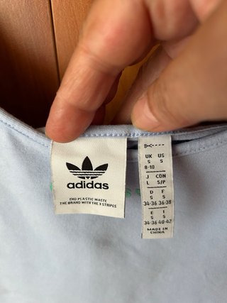 Top deportivo Adidas talla ( S ) + bolsito rosa