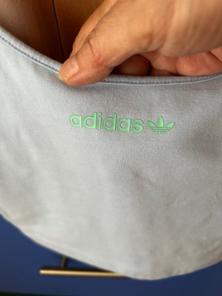 Top deportivo Adidas talla ( S ) + bolsito rosa