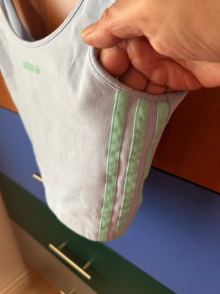 Top deportivo Adidas talla ( S ) + bolsito rosa