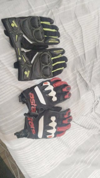 Guantes de moto Alpinestars negros y rojos y armur