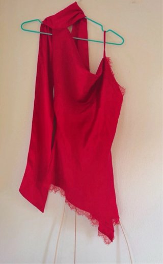 Blusa roja satinada con encaje