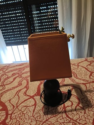 Lámpara de madera con pantallas naranjas