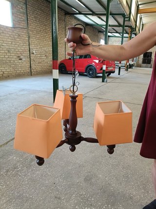 Lámpara de madera con pantallas naranjas