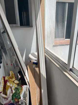 Puerta de entrada blanca con mirilla y pomo