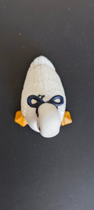 Oca in ceramica vintage con fiocco blu