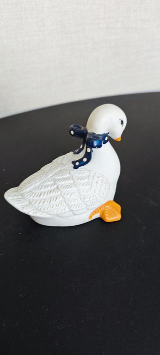 Oca in ceramica vintage con fiocco blu